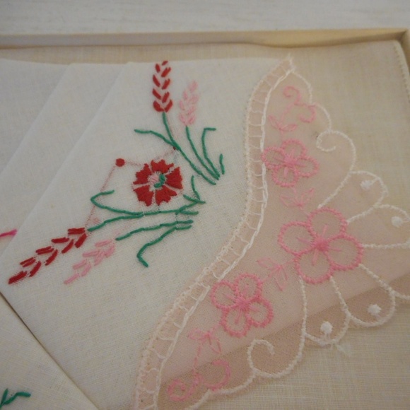 NIB Vtg Embroidered Floral Lacey Ladies Hankies - Picture 6 of 7